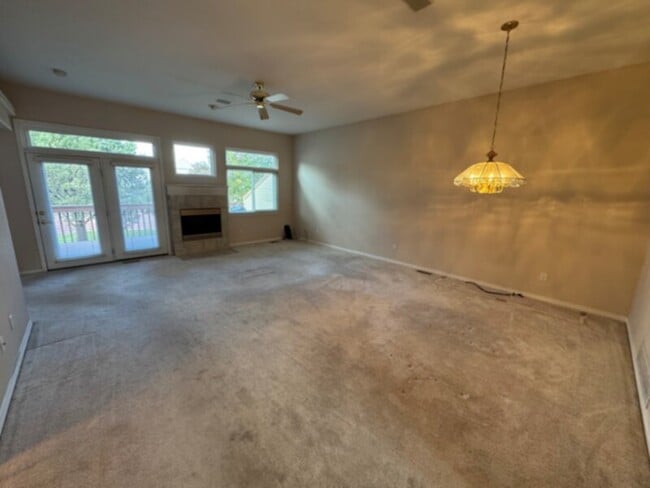 Building Photo - Spacious townhome with mountain views, clo...