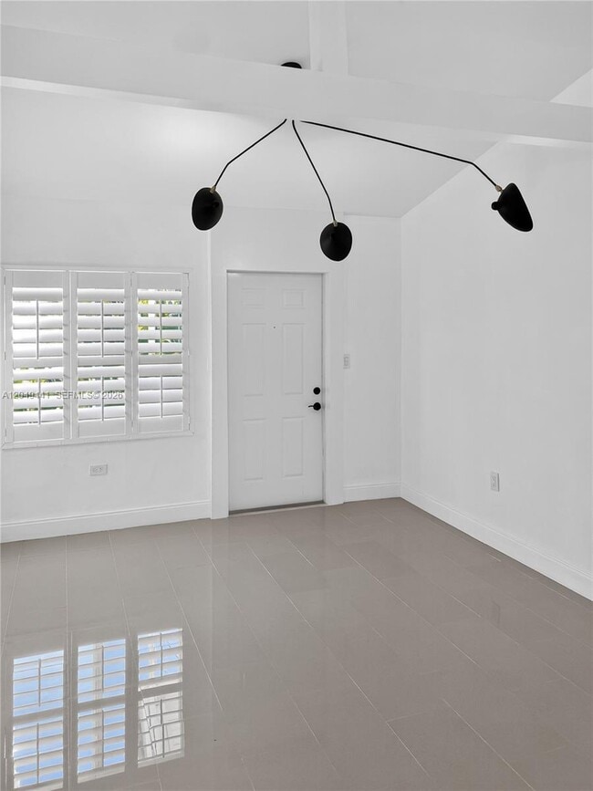 Foto del edificio - 525 NE 63rd St