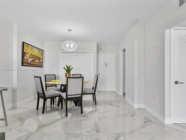 Building Photo - 400 Kings Point Dr