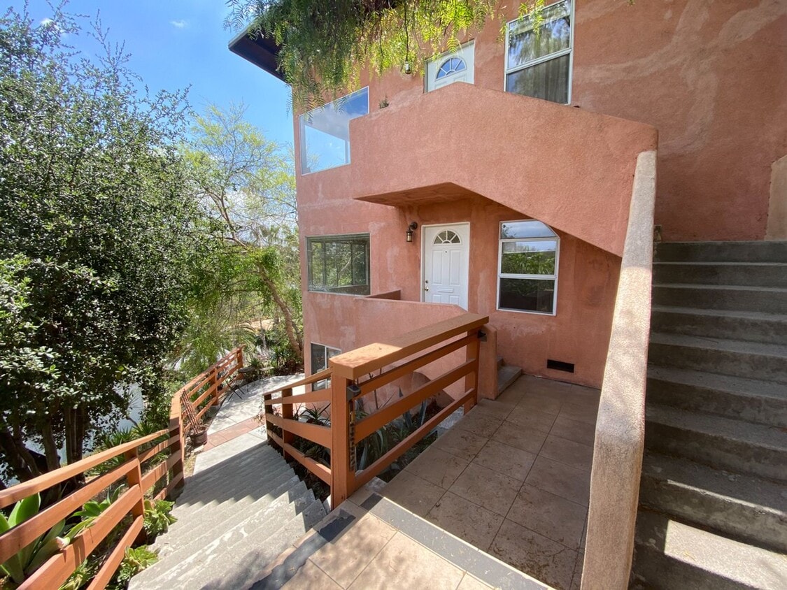 Primary Photo - Lucretia Apartments