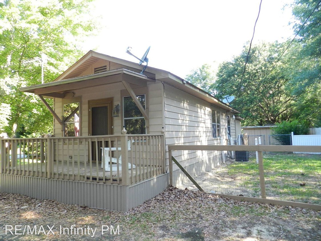 2 br, 1 bath House 3434 Oak Tree Ln House Rental in Pace, FL