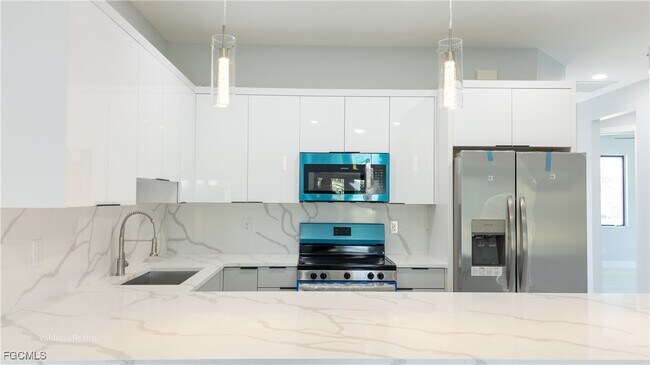 Foto del edificio - 2404-2406 Crawford Ave N