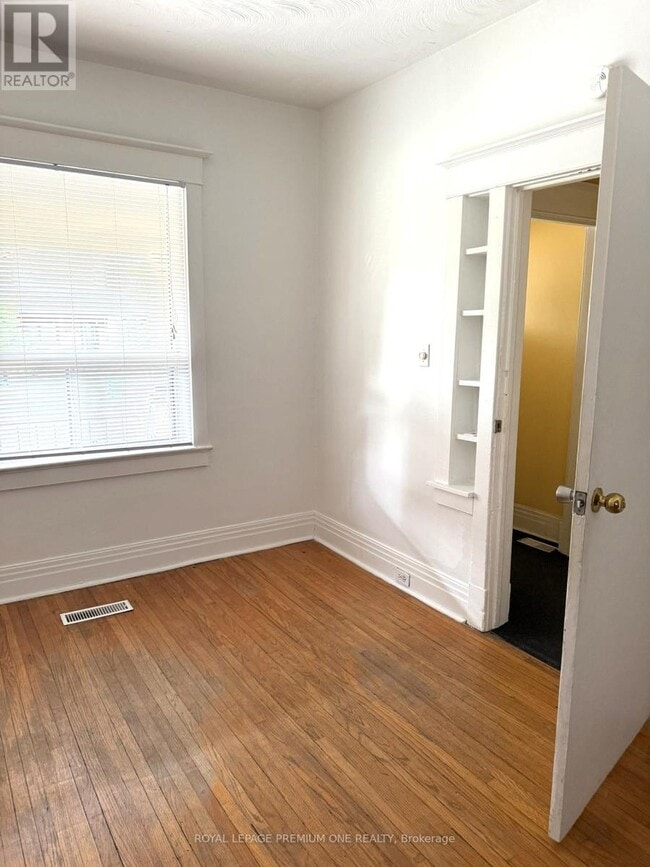 Building Photo - 2087 Gerrard St E