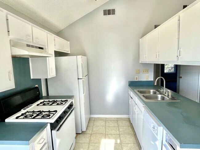 Building Photo - Upstairs Duplex in Southwest Austin!