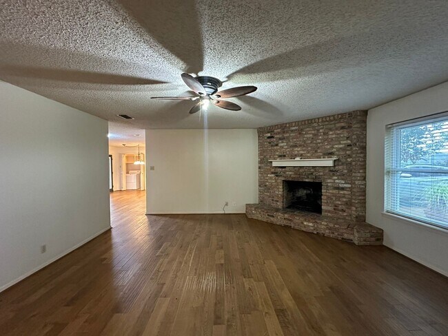 Building Photo - Tour Today! 3 Bedroom 2 Bath in Whitehouse...