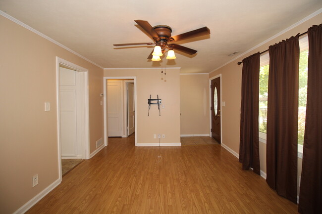 Building Photo - Cute 2 Bedroom Fully Updated