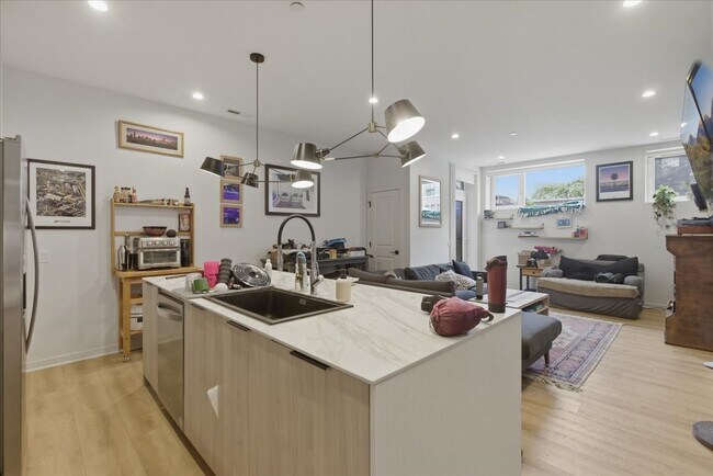 Foto del edificio - 4177 W Belmont Ave