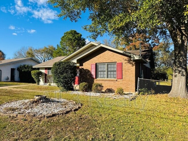 Building Photo - 5821 Darien Dr