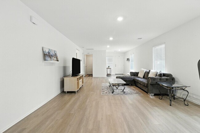 Foto del edificio - 379 Jewett Meadow Dr