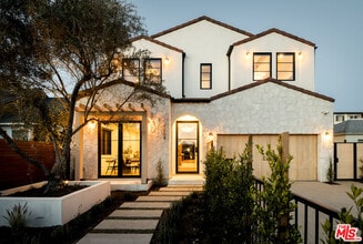 Building Photo - 1008 S Bundy Dr