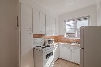 Building Photo - 6211 Av. Lennox