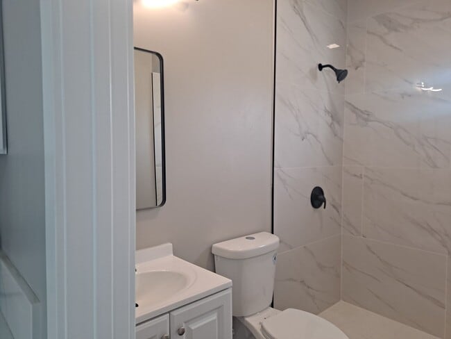 Building Photo - Pacific Beach STUDIO near crown pointpartment - Hardwood Flooring,  Washer/Dryer on Site