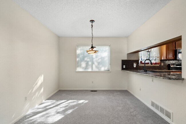 Building Photo - Beautiful 2 Home with 2 Car Garage and Bac...