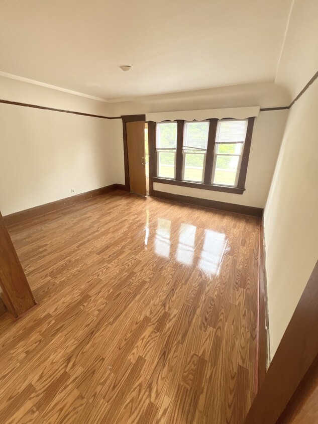Building Photo - Charming Upper Unit with Modern Amenities ...