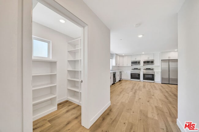 Foto del edificio - 1584 W 37th St