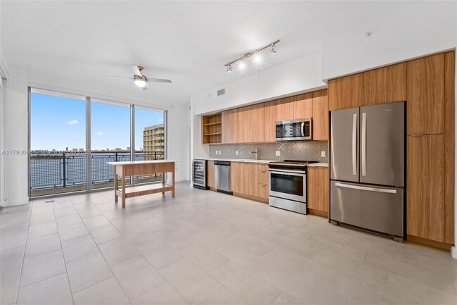 Foto del edificio - 2150 N Bayshore Dr