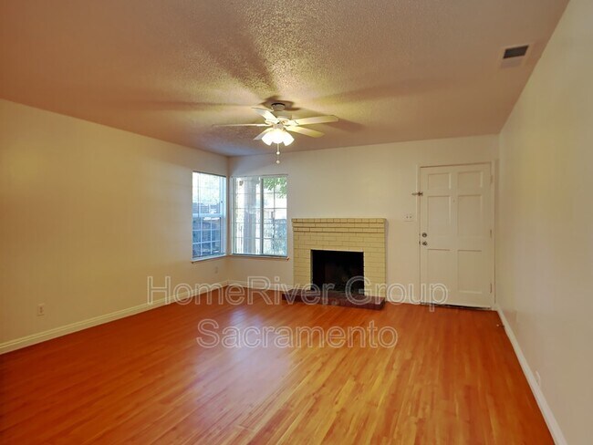 Building Photo - 2736 Mendonca Dr