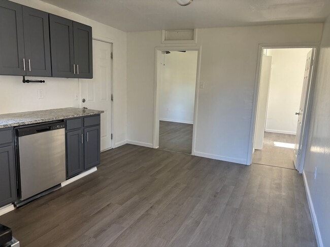 Foto del edificio - Modern Charm Meets Comfort: Fully Remodele...