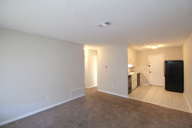Foto del edificio - Updated 2BR/1BA Duplex Off 9 Mile Rd | All Tile Flooring | Pet-Friendly | Immediate Move-In
