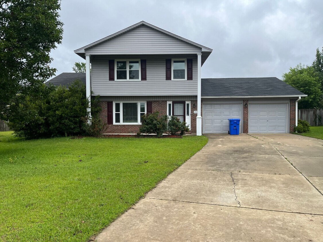 Primary Photo - Stunning Tri-level Home on Cul-de-sac