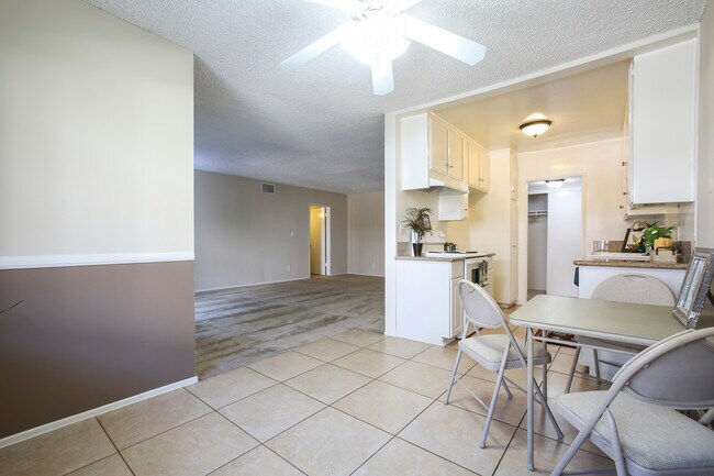 Building Photo - 220 E Live Oak St