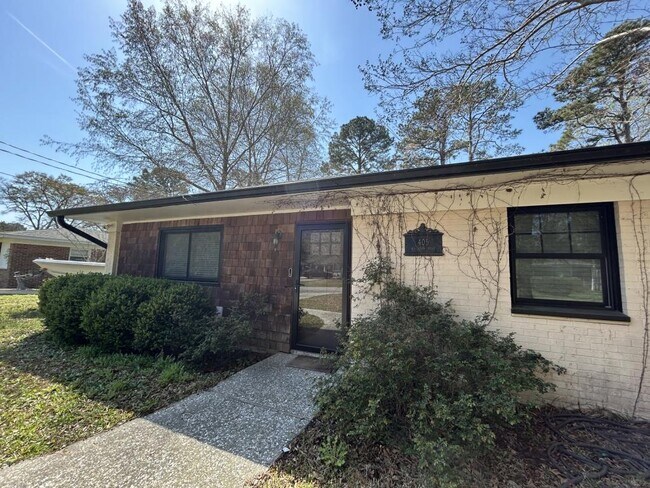 Building Photo - 405 Kingston Rd