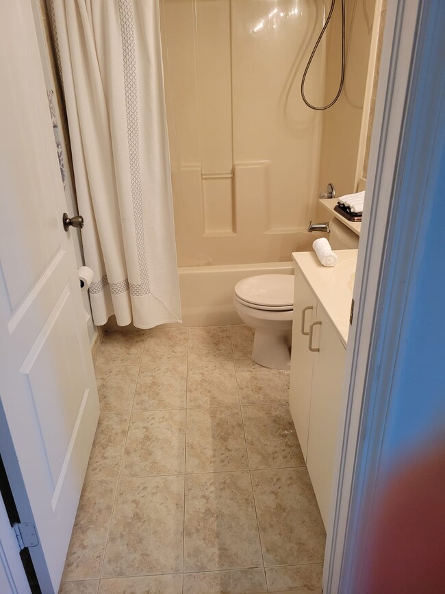 BAÑO - 17405 NW 75th Pl