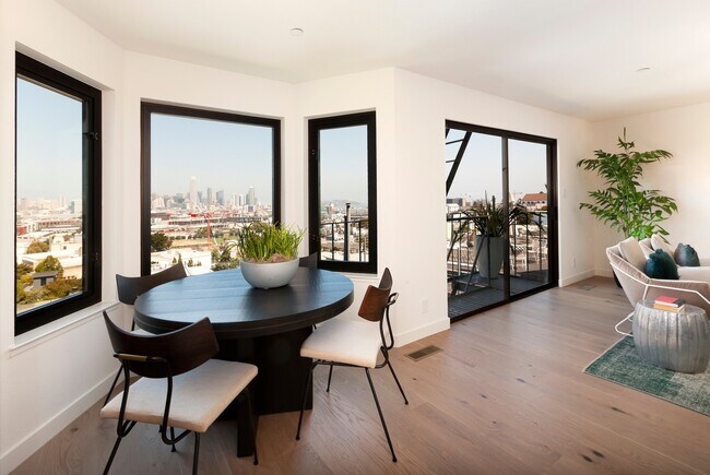 Foto del edificio - Modern 3BR/2BA plus ENORMOUS Media room in...