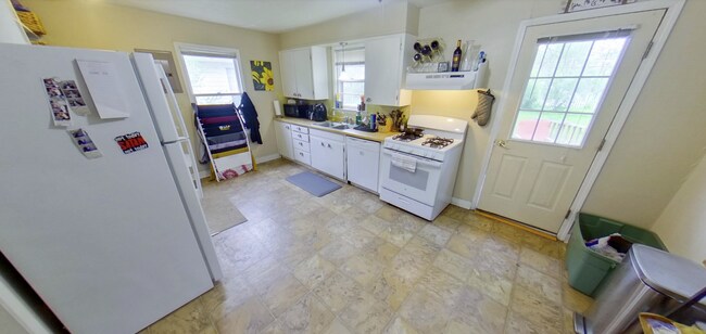 Building Photo - 3D Tour available - Fenced-in Yard + Washe...