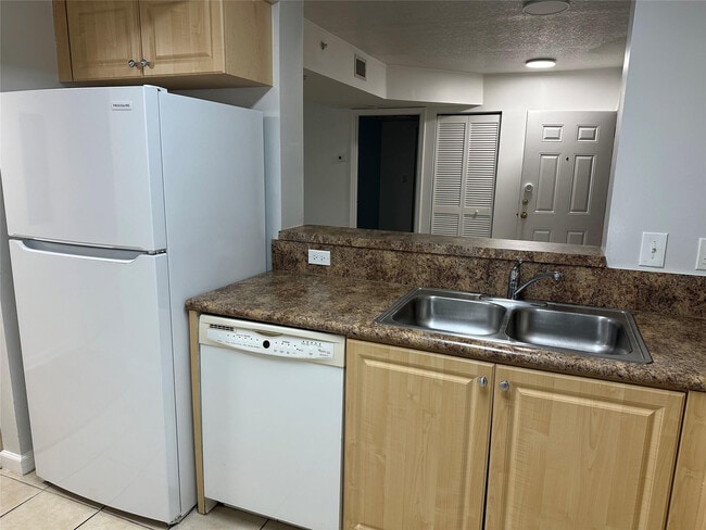 Building Photo - 529 E Sheridan St