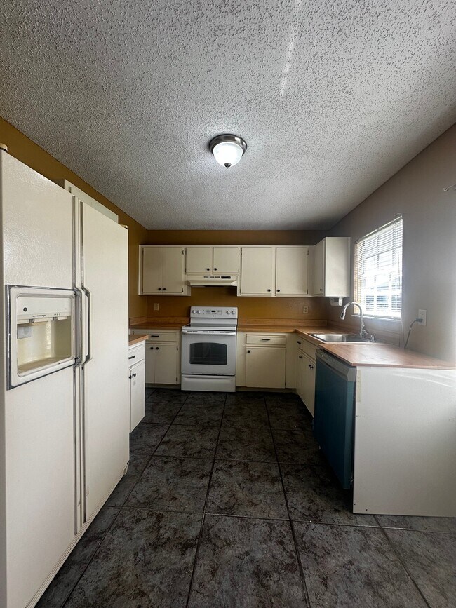 Foto del edificio - 6574 Bamboo Ave