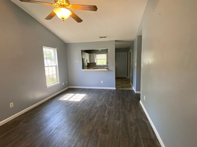 Foto del edificio - Affordable Duplex Off Of Piney Green