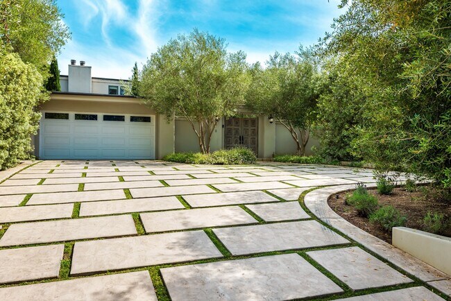 Building Photo - Spectacular and Spacious Tuscan style Mont...