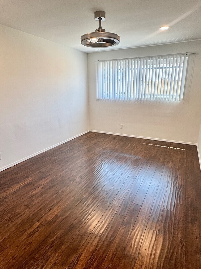 Foto del edificio - 1130 N Laurel Ave