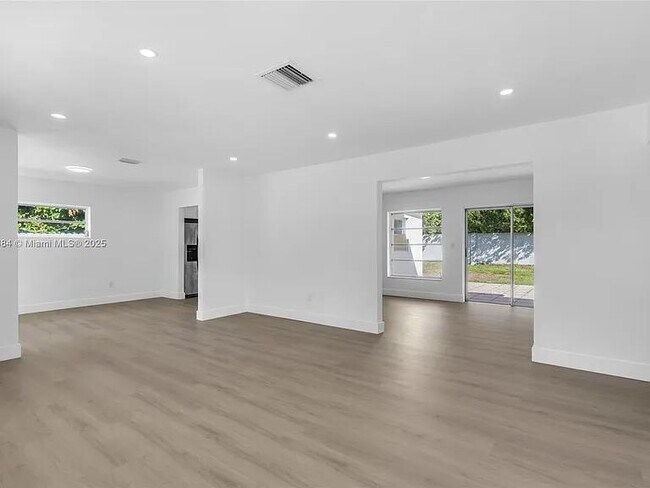 Foto del edificio - 21241 NE 2nd Ave