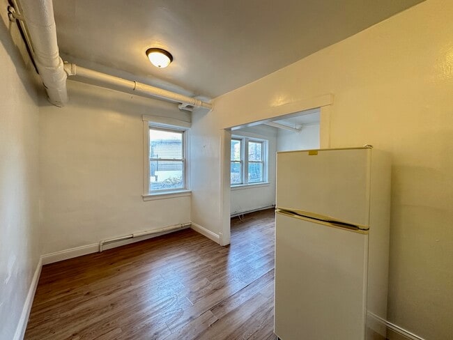 Building Photo - 2432 N Linden Pl