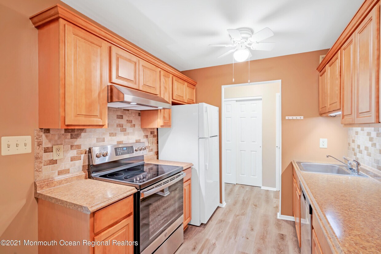 218 Medford Ct Unit H, Manalapan Township, NJ 07726 Condo for Rent in