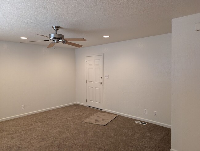 Foto del edificio - Updated home featuring a nice floor plan a...