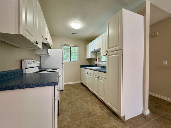 Building Photo - Spacious 2 Bed 2 Bath Condo in Aurora! Acr...
