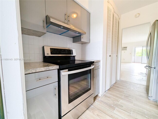 Foto del edificio - 1590 NE 127th St