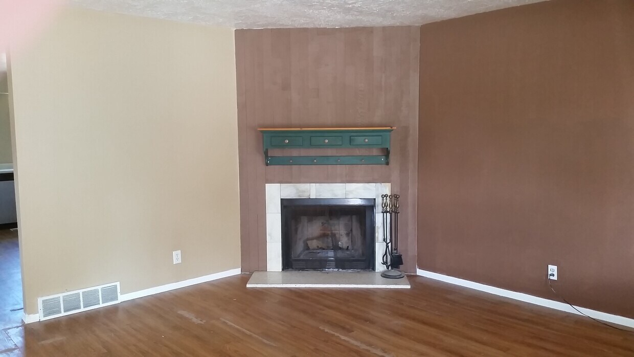 chimenea en la sala de estar - 1681 E Fort Union Blvd