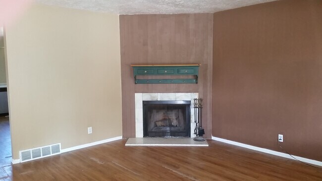 chimenea en la sala de estar - 1681 E Fort Union Blvd