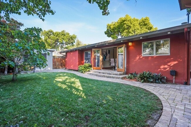 Foto del edificio - 2417 Johnson Pl