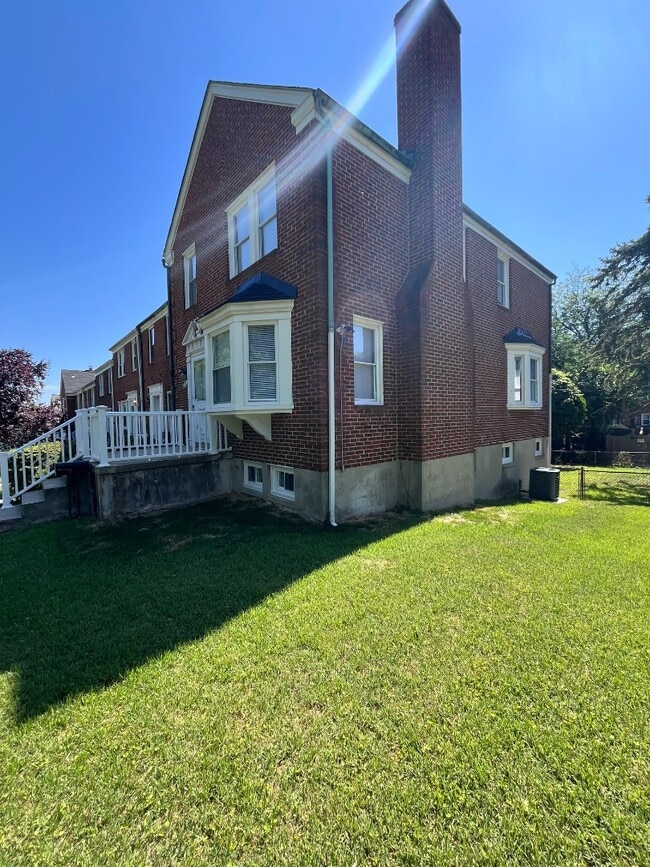 Building Photo - 1157 Granville Rd