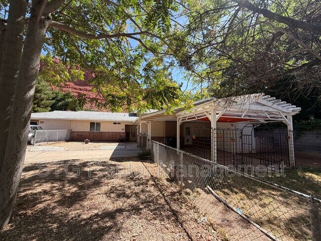 Foto del edificio - 696 N 600 W