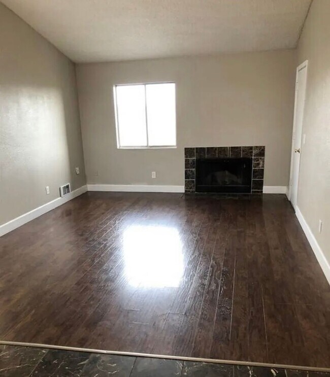 Foto del edificio - 2100 Highview Ct