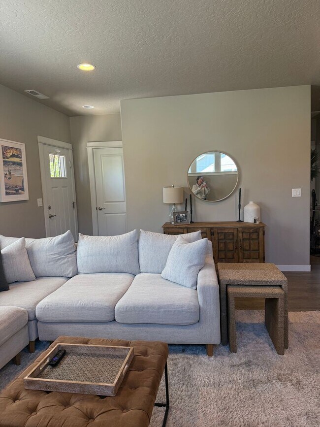 Foto del edificio - Beautiful 4-bdr with Bonus Loft and 3-car garage in Sisters!