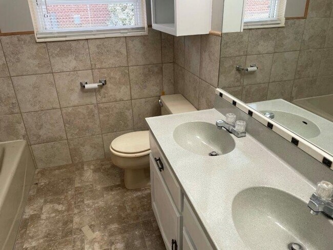 Foto del edificio - 3 Weeks Rent Free! Beautiful 5 Bed 2 Bath ...