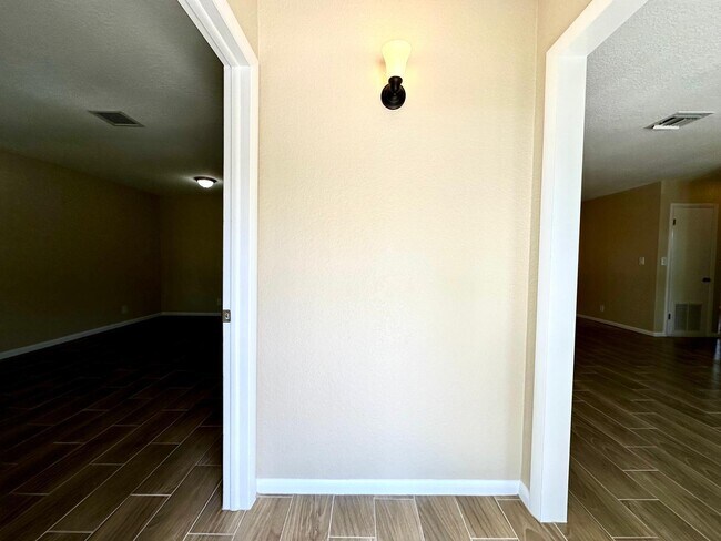 Building Photo - 9221 Silverthorne Dr