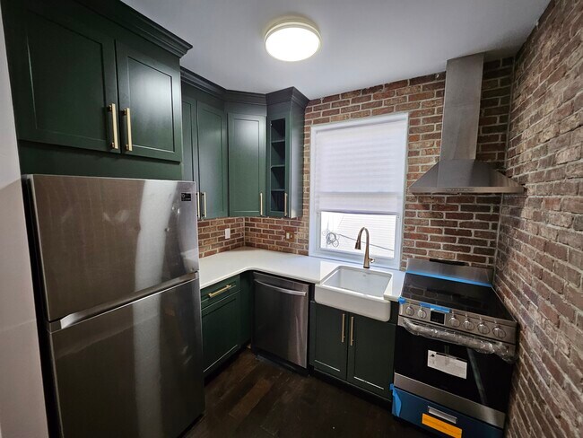 Kitchen - 639 N 35th St